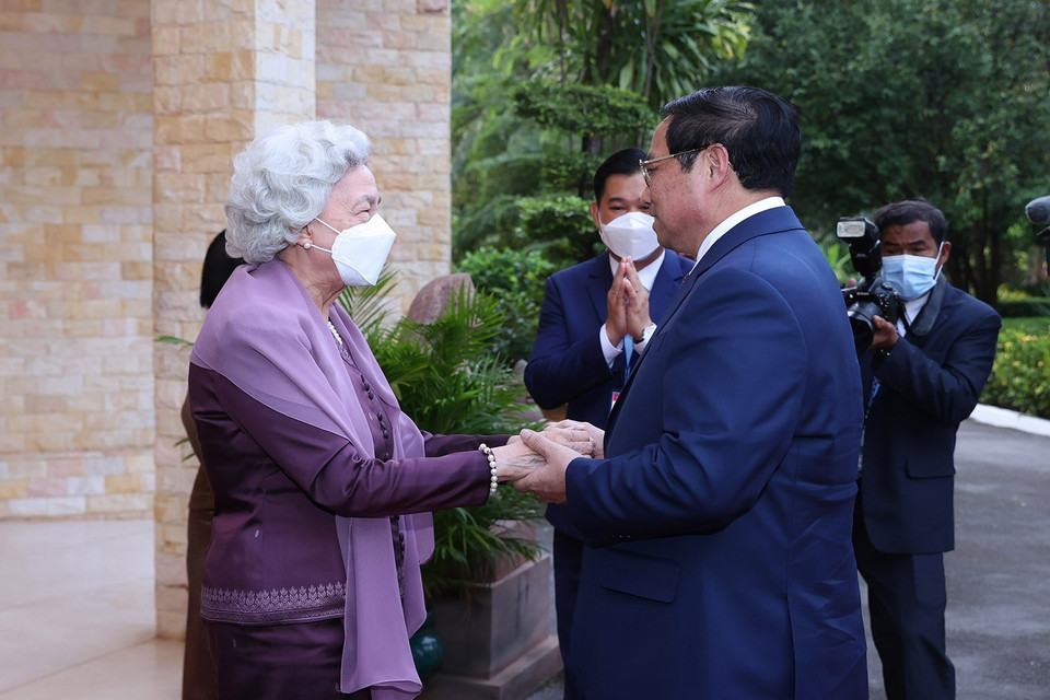 Thủ tướng Phạm Minh Chính đến chào Hoàng Thái hậu Norodom Moninaeth Sihanouk. (Ảnh: Dương Giang/TTXVN)