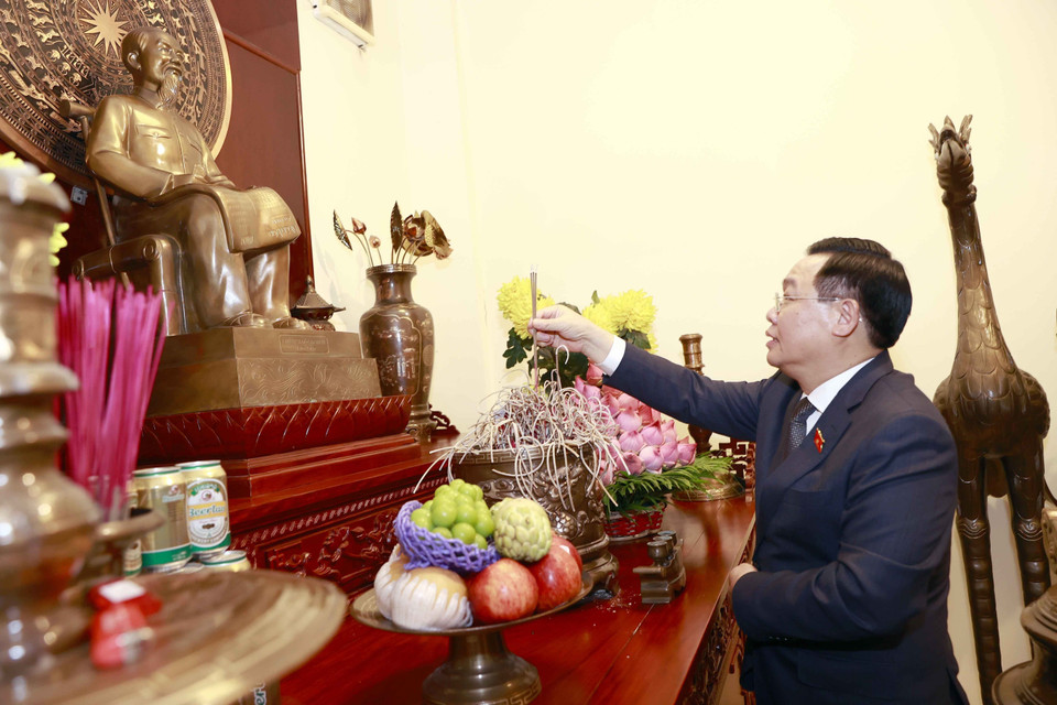 Chủ tịch Quốc hội Vương Đình Huệ dâng hương Chủ tịch Hồ Chí Minh tại Đại sứ quán. (Ảnh: Doãn Tấn/TTXVN)