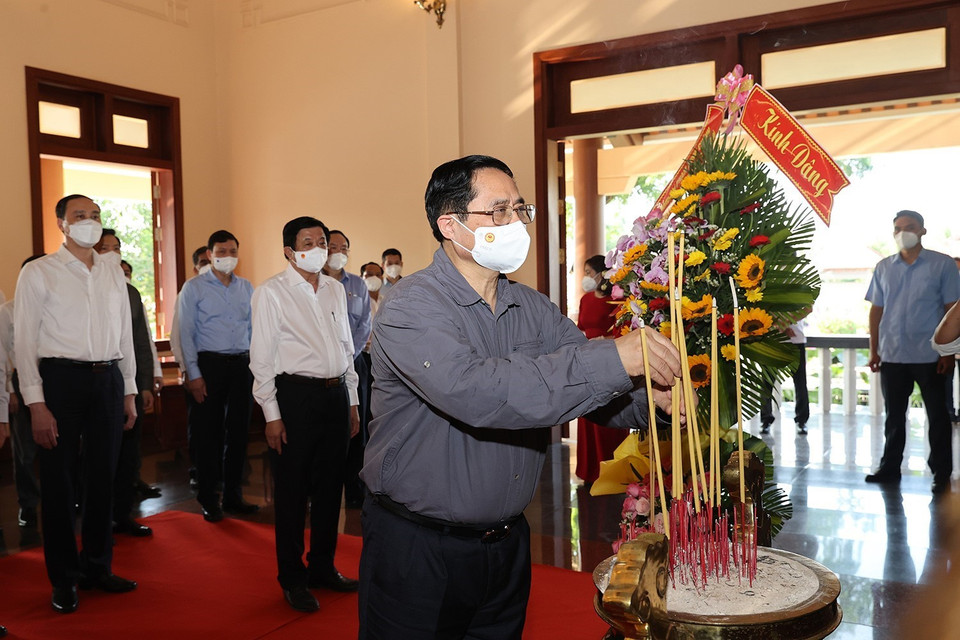 Thủ tướng Phạm Minh Chính dâng hương tưởng niệm cố Thủ tướng Võ Văn Kiệt. (Ảnh: Dương Giang/TTXVN)