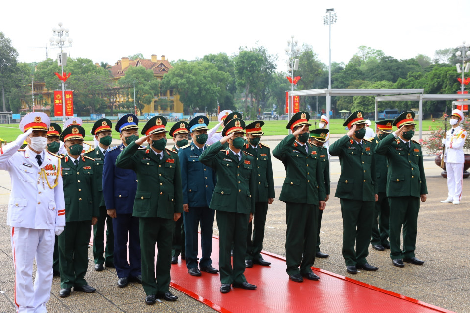 Đoàn đại biểu Quân ủy Trung ương và Bộ Quốc phòng tưởng niệm Chủ tịch Hồ Chí Minh. (Ảnh: Văn Điệp/TTXVN)