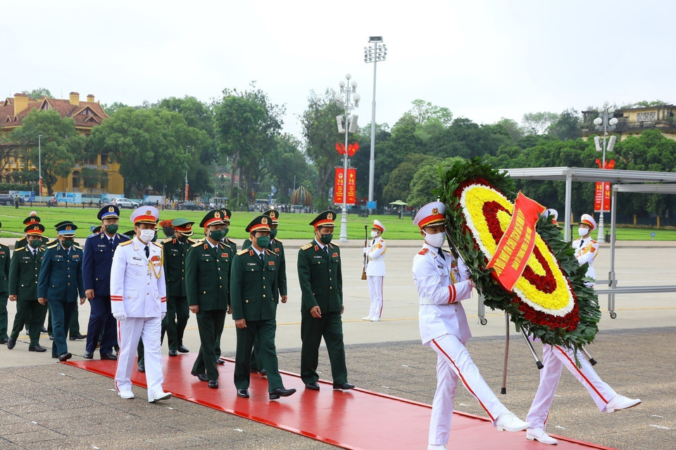 Đoàn đại biểu Quân ủy Trung ương và Bộ Quốc phòng vào Lăng viếng Chủ tịch Hồ Chí Minh. (Ảnh: Văn Điệp/TTXVN)