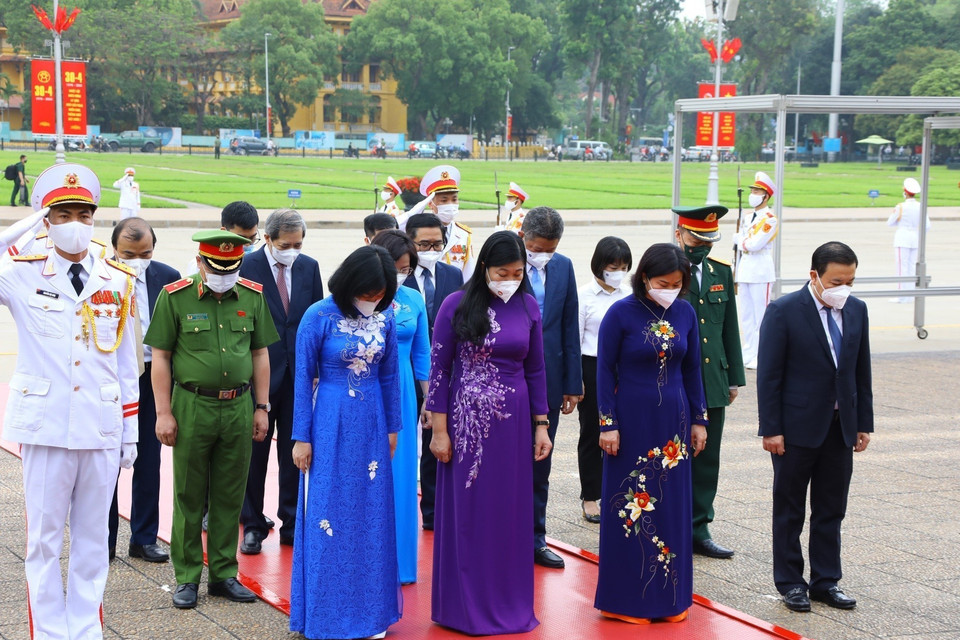 Đoàn đại biểu thành phố Hà Nội tưởng niệm Chủ tịch Hồ Chí Minh. (Ảnh: Văn Điệp/TTXVN)