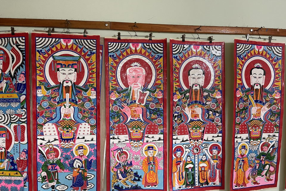 Một bộ tranh thờ trong phòng tranh của ông Triệu Hùng Cường. (Ảnh: Hoa Mai/TTXVN)