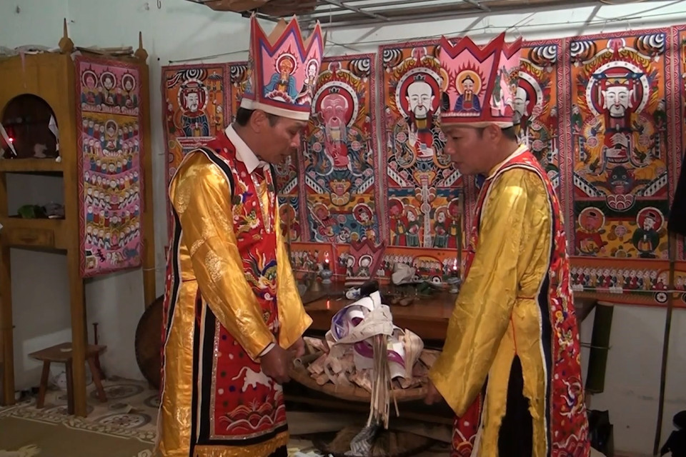 Bộ tranh thờ được trưng bày trong lễ cấp sắc tại xã Cẩm Liên, huyện Cẩm Thủy. (Ảnh: Hoa Mai/TTXVN)