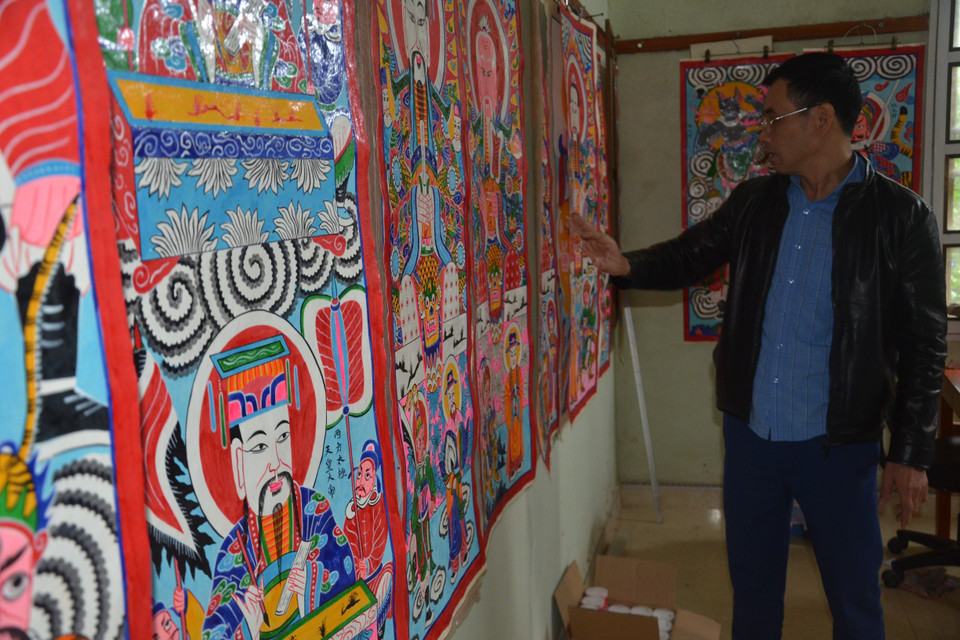 Ông Triệu Hùng Cường (thôn Thạch An, xã Cẩm Liên, huyện Cẩm Thủy) là một trong số ít người theo đuổi nghề vẽ tranh thờ của dân tộc Dao ở Thanh Hóa. (Ảnh: Hoa Mai/TTXVN)