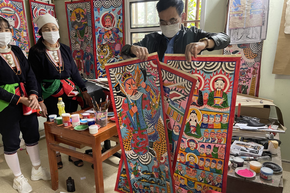 Người Dao thường thờ các bộ tranh như bộ Sò phảng, bộ Hành sư, bộ Tam Thanh đại đường... trong đó nổi bật và phổ biến nhất chính là bộ Tam Thanh đại đường. (Ảnh: Hoa Mai/TTXVN)