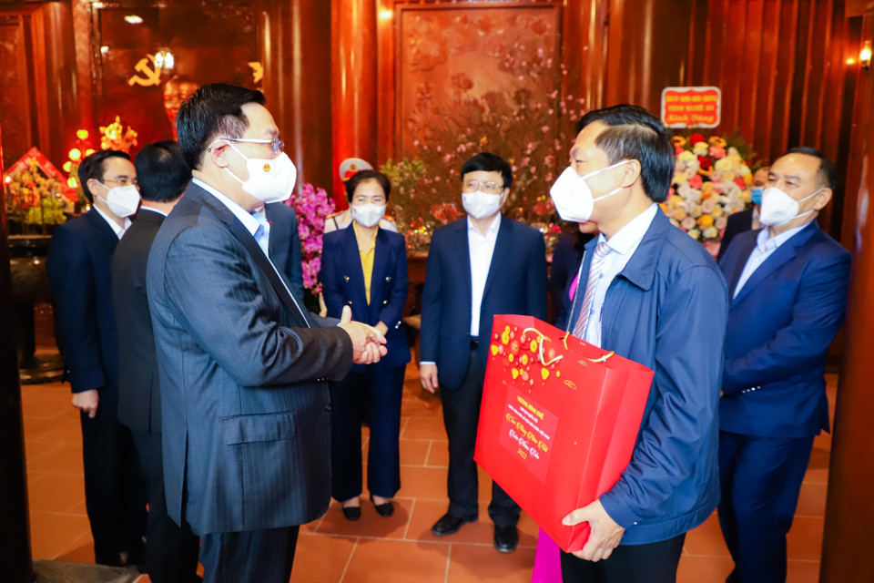 Chủ tịch Quốc hội Vương Đình Huệ tặng quà và chúc Tết cán bộ Khu di tích Quốc gia đặc biệt Kim Liên. (Ảnh: TTXVN phát)