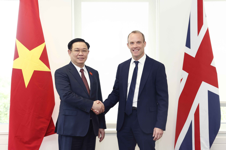 Tại Thủ đô London, Chủ tịch Quốc hội Vương Đình Huệ làm việc với Phó Thủ tướng, Bộ trưởng Tư pháp Anh Dominic Raab. (Ảnh: Doãn Tấn/TTXVN)