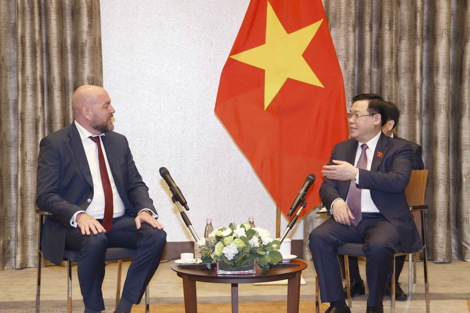 Chủ tịch Quốc hội Vương Đình Huệ tiếp Giám đốc Công ty Gedeon Richter. (Ảnh: Doãn Tấn/TTXVN)