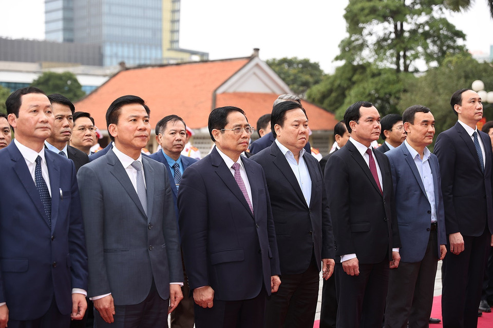 Thủ tướng Phạm Minh Chính và đoàn công tác dâng hoa tại Khu Tưởng niệm Chủ tịch Hồ Chí Minh tại thành phố Thanh Hóa. (Ảnh: Dương Giang/TTXVN)