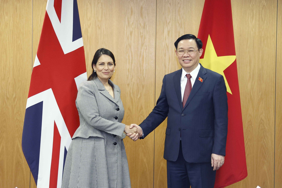 Chủ tịch Quốc hội Vương Đình Huệ và Bộ trưởng Nội vụ Anh Priti Patel. (Ảnh: Doãn Tấn/TTXVN)
