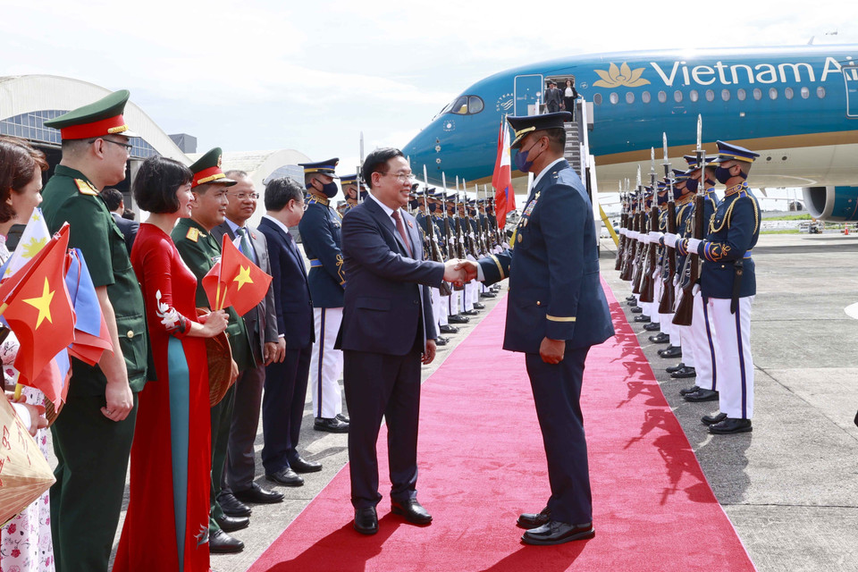 Lễ đón Chủ tịch Quốc hội Vương Đình Huệ tại sân bay quân sự Villamor, Thủ đô Manila. (Ảnh: Doãn Tấn/TTXVN)