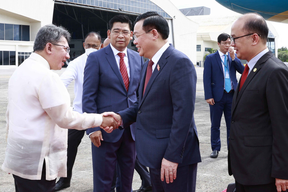 Sáng 23/11, Chủ tịch Quốc hội Vương Đình Huệ dẫn đầu Đoàn đại biểu cấp cao Quốc hội Việt Nam đến Thủ đô Manila, bắt đầu chuyến thăm chính thức Cộng hòa Philippines từ ngày 23-25/11 theo lời mời của Chủ tịch Thượng viện Cộng hòa Philippines Juan Miguel Zubiri. (Ảnh: Doãn Tấn/TTXVN)