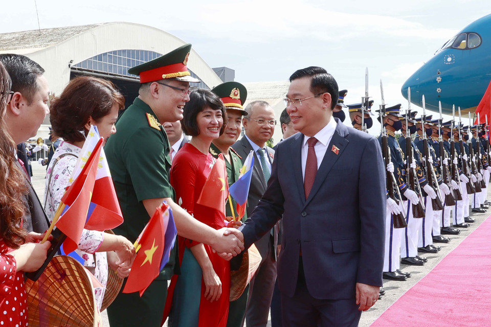 Cán bộ, nhân viên Đại sứ quán và kiều bào Việt Nam tại Philippines đón Chủ tịch Quốc hội Vương Đình Huệ tại sân bay quân sự Villamor. (Ảnh: Doãn Tấn/TTXVN)