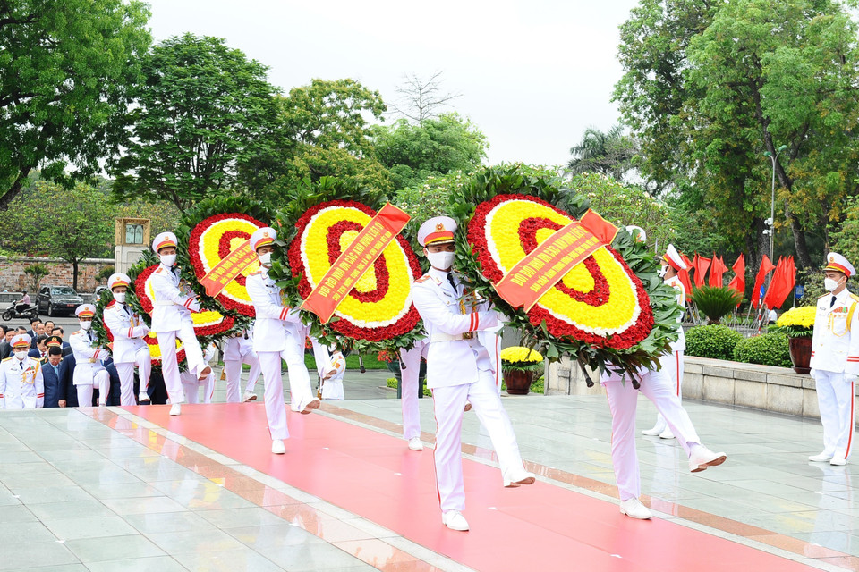 Lãnh đạo Đảng, Nhà nước đặt vòng hoa tưởng niệm các Anh hùng liệt sỹ. (Ảnh: Minh Đức/TTXVN)