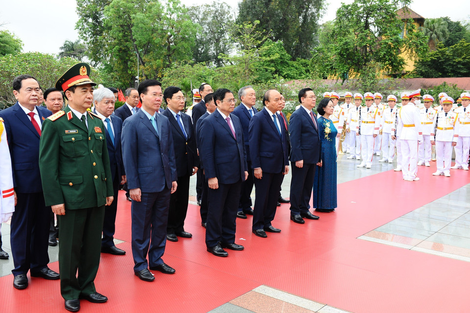 Lãnh đạo Đảng, Nhà nước tưởng niệm các Anh hùng liệt sỹ. (Ảnh: Minh Đức/TTXVN)