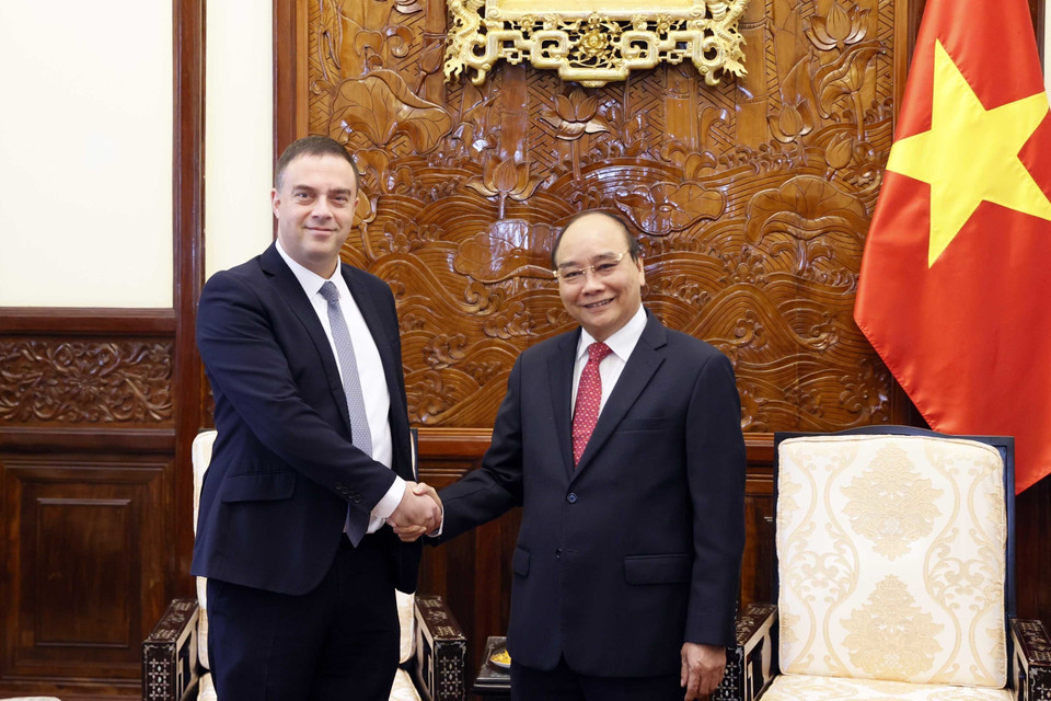 Chủ tịch nước Nguyễn Xuân Phúc tiếp Đại sứ Israel Nadav Eschar đến chào từ biệt. (Ảnh: Thống Nhấ/TTXVN)