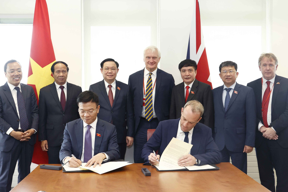 Chủ tịch Quốc hội Vương Đình Huệ chứng kiến Lễ ký Ý định thư về việc ký mới Bản ghi nhớ hợp tác thay thế Bản ghi nhớ về hợp tác trong lĩnh vực pháp luật và tư pháp giữa Chính phủ Việt Nam và Anh đã ký năm 2008. (Ảnh: Doãn Tấn/TTXVN)