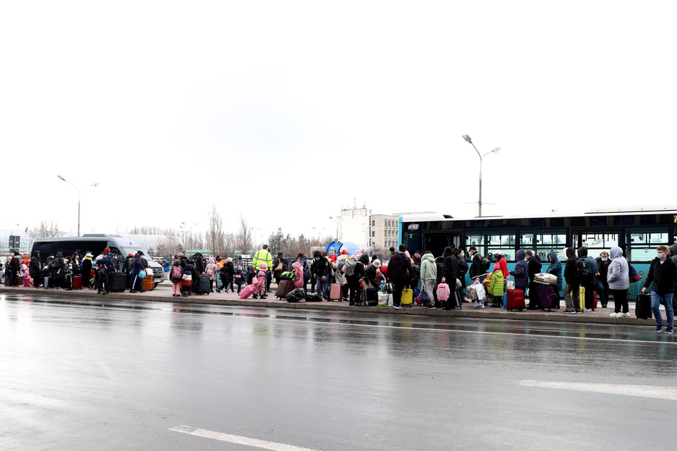 Kiều bào tới sân bay thủ đô Bucharest, Romania. (Ảnh: Mạnh Hùng/TTXVN)