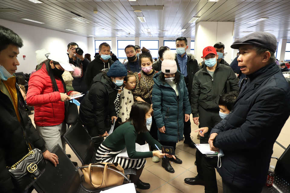 Ông Đặng Trần Phong (phải) thăm hỏi kiều bào ở sân bay thủ đô Bucharest, Romania. (Ảnh: Mạnh Hùng/TTXVN)