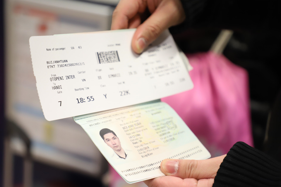 Một người Việt nhận thẻ lên máy bay từ sân bay quốc tế Henri Coandă (Otopeni Inter) ở thủ đô Bucharest, Romania. (Ảnh: Mạnh Hùng/TTXVN)