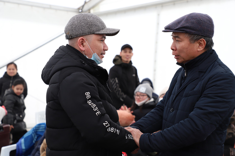 Đại sứ Việt Nam tại Romania Đặng Trần Phong (phải) thăm hỏi kiều bào ở sân bay thủ đô Bucharest, Romania. (Ảnh: Mạnh Hùng/TTXVN)