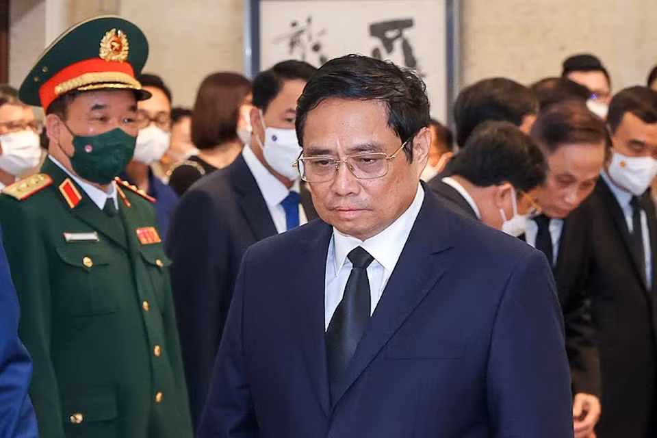 Thủ tướng Chính phủ Phạm Minh Chính tưởng niệm cố Thủ tướng Abe Shinzo. (Ảnh: Dương Giang/TTXVN)