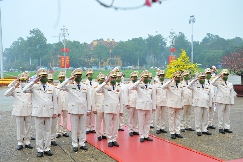 Đoàn đại biểu Dảng ủy Công an Trung ương - Bộ Công an viếng Lăng Chủ tịch Hồ Chí Minh. (Ảnh: Minh Đức/TTXVN)
