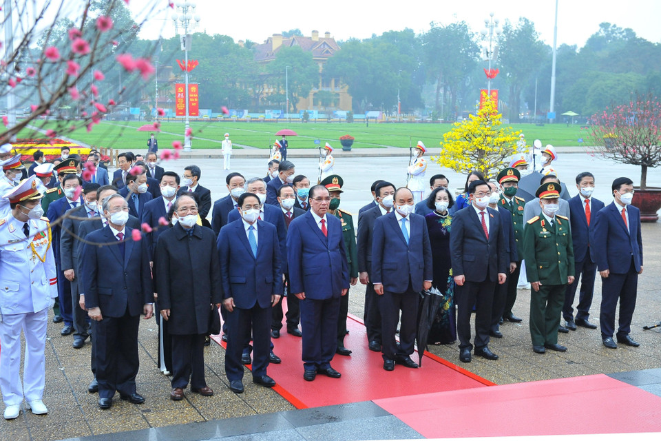 Các lãnh đạo, nguyên lãnh đạo Đảng, Nhà nước tại lễ viếng. (Ảnh: Minh Đức/TTXVN)