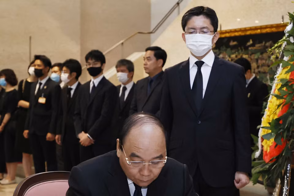 Chủ tịch nước Nguyễn Xuân Phúc ghi sổ tang tưởng niệm cố Thủ tướng Nhật Bản Abe Shinzo. (Ảnh: Thống Nhất/TTXVN)