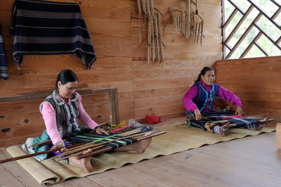 Các chị em người dân tộc K'Ho trình diễn dệt thổ cẩm theo phương thức truyền thống tại Vườn Quốc gia Bidoup-Núi Bà. (Ảnh: Chu Quốc Hùng/TTXVN)