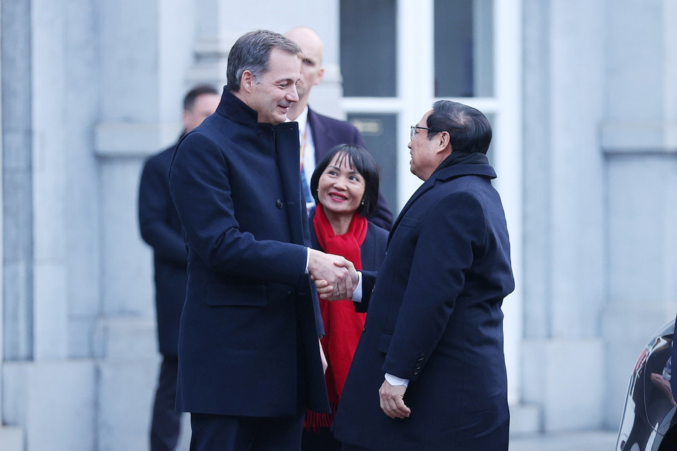 Thủ tướng Vương quốc Bỉ Alexander De Croo đón Thủ tướng Chính phủ Phạm Minh Chính. (Ảnh: Dương Giang/TTXVN)