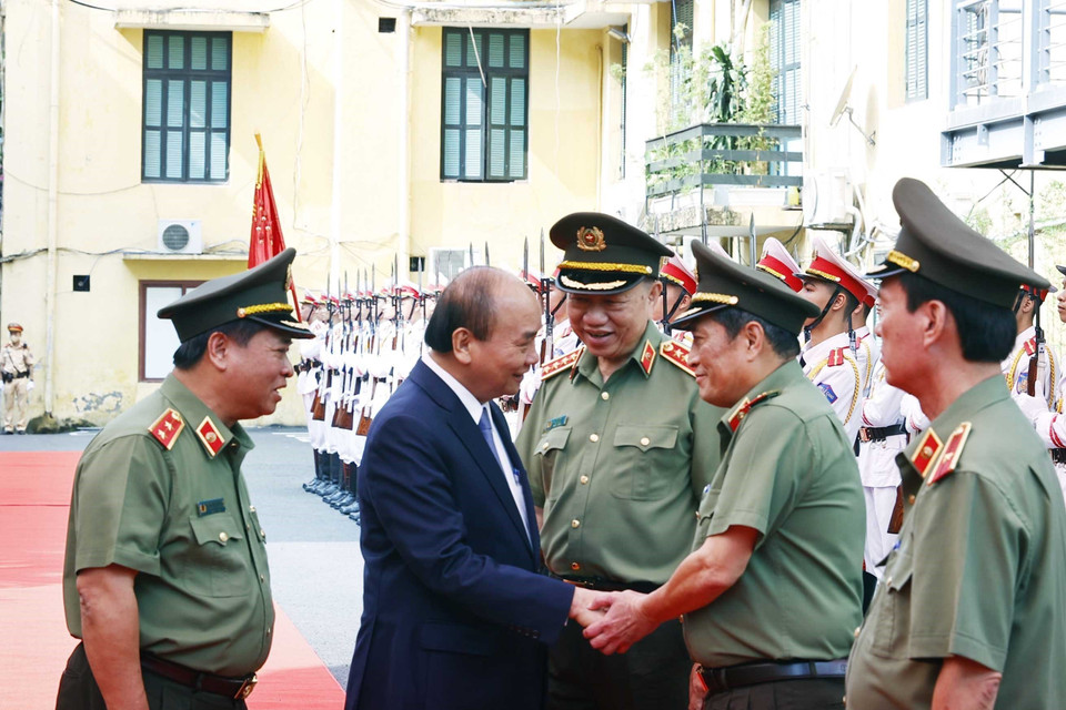 Chủ tịch nước Nguyễn Xuân Phúc Nhân thăm và làm việc với Cục An ninh Kinh tế nhân dịp kỷ niệm 77 năm Ngày truyền thống Công an nhân dân Việt Nam, 17 năm Ngày hội toàn dân bảo vệ an ninh Tổ quốc. (Ảnh: Thống Nhất/TTXVN)