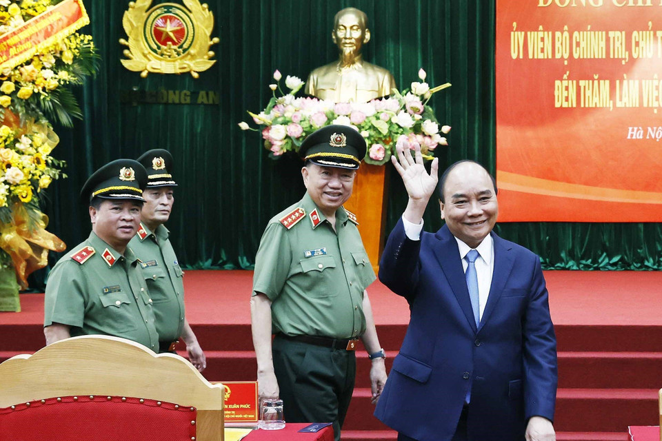 Chủ tịch nước Nguyễn Xuân Phúc đến làm việc với Cục An ninh Kinh tế. (Ảnh: Thống Nhất/TTXVN)