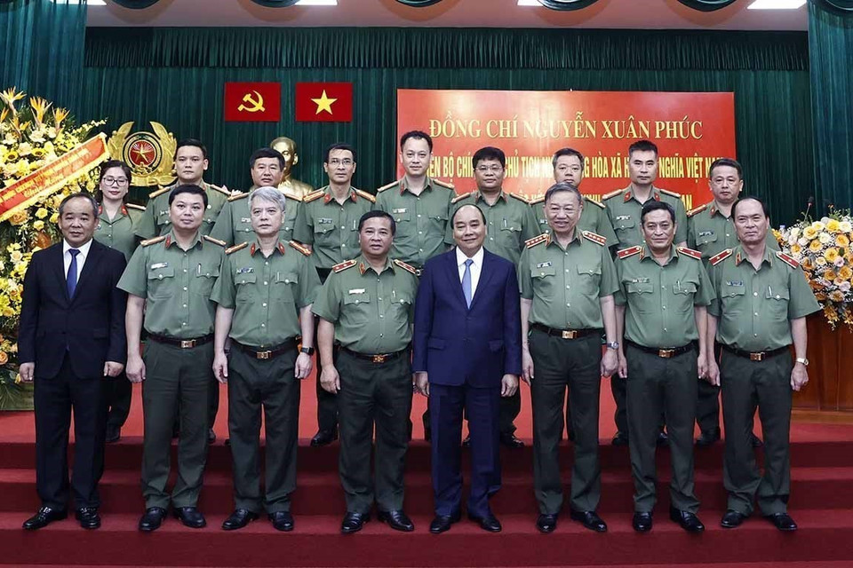 Chủ tịch nước Nguyễn Xuân Phúc với lãnh đạo Bộ Công an và Cục An ninh Kinh tế. (Ảnh: Thống Nhất/TTXVN)