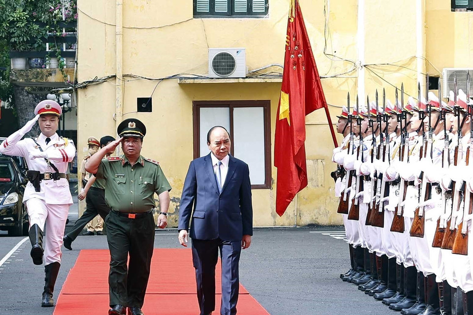 Chủ tịch nước Nguyễn Xuân Phúc duyệt đội danh dự Công an nhân dân. (Ảnh: Thống Nhất/TTXVN)