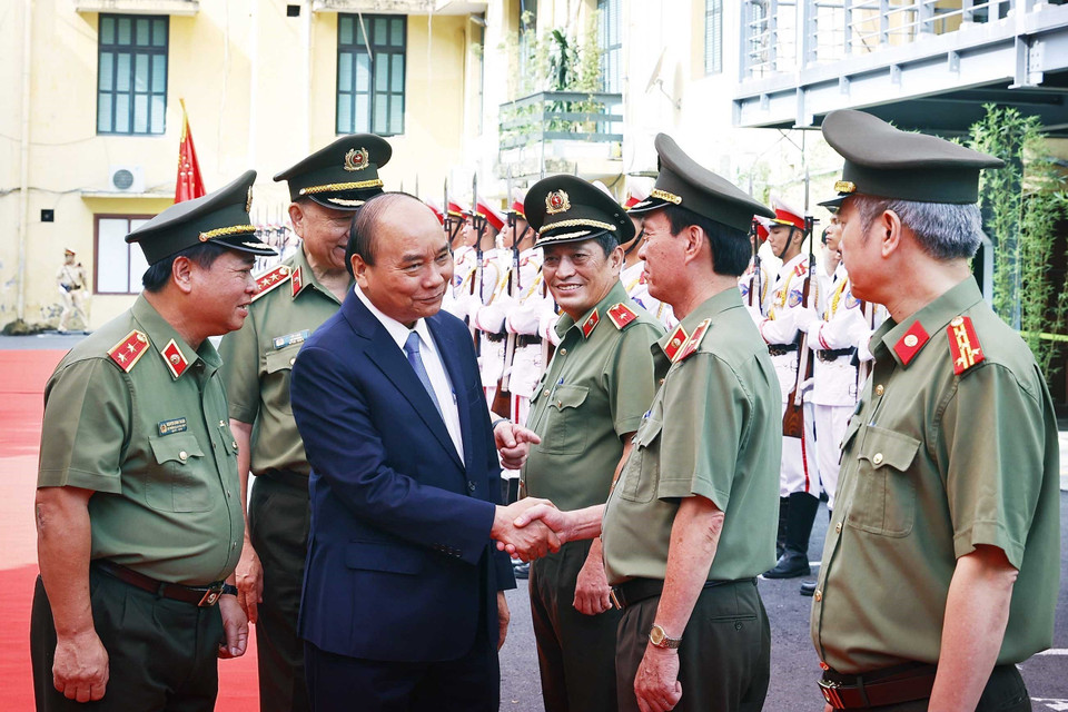 Chủ tịch nước Nguyễn Xuân Phúc với lãnh đạo Cục An ninh Kinh tế. (Ảnh: Thống Nhất/TTXVN)