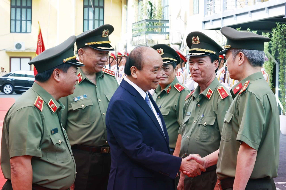 Chủ tịch nước Nguyễn Xuân Phúc với lãnh đạo Cục An ninh Kinh tế. (Ảnh: Thống Nhất/TTXVN)