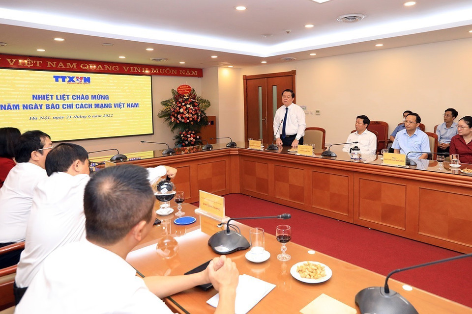 Bí thư Trung ương Đảng, Trưởng Ban Tuyên giáo Trung ương Nguyễn Trọng Nghĩa chúc mừng Thông tấn xã Việt Nam nhân dịp kỷ niệm 97 năm Ngày Báo chí cách mạng Việt Nam. (Ảnh: Tuấn Anh/Thông tấn xã Việt Nam)