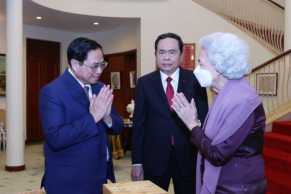 Thủ tướng Phạm Minh Chính đến chào Hoàng Thái hậu Norodom Moninaeth Sihanouk. (Ảnh: Dương Giang/TTXVN)