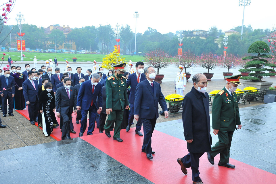 Các đồng chí lãnh đạo, nguyên lãnh đạo Đảng, Nhà nước đặt vòng hoa vào lăng viếng Chủ tịch Hồ Chí Minh. (Ảnh: Minh Đức/TTXVN)