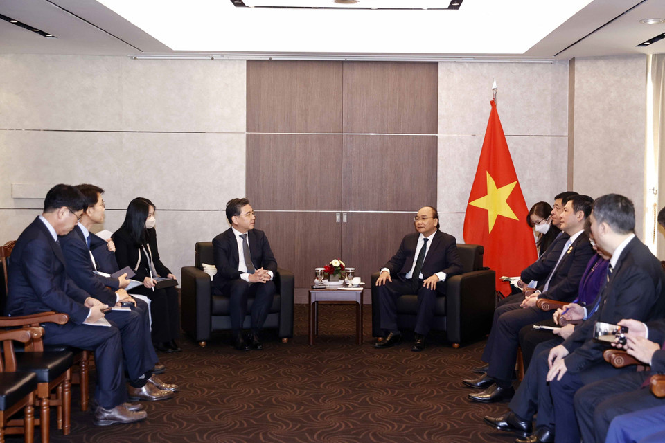 Chủ tịch nước Nguyễn Xuân Phúc tiếp ông Jae Hoon Chang, Chủ tịch kiêm Tổng Giám đốc Tập đoàn Hyundai Motor. (Ảnh: Thống Nhất/TTXVN)