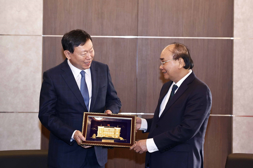 Chủ tịch nước Nguyễn Xuân Phúc tiếp ông Shin Dong Bin, Chủ tịch Tập đoàn Lotte. Ảnh: Thống Nhất/TTXVN)