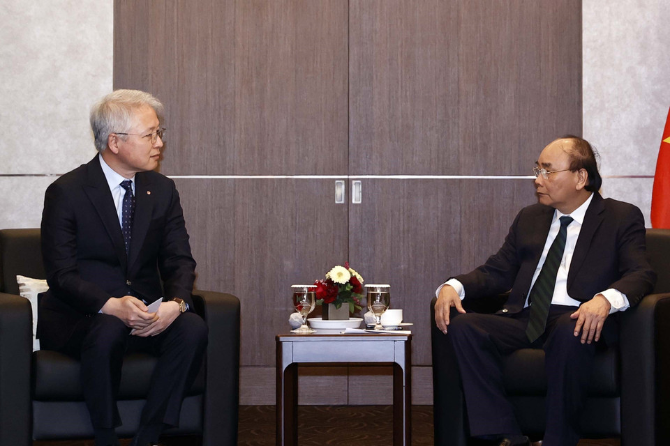 Chủ tịch nước Nguyễn Xuân Phúc tiếp ông Brian Kwon, Giám đốc điều hành, Phó Chủ tịch Tập đoàn LG Corporation. (Ảnh: Thống Nhất/TTXVN)