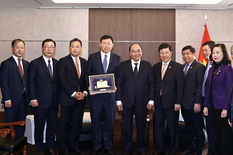 Chủ tịch nước Nguyễn Xuân Phúc tiếp Chủ tịch Tập đoàn Lotte Shin Dong Bin. (Ảnh: Thống Nhất/TTXVN)