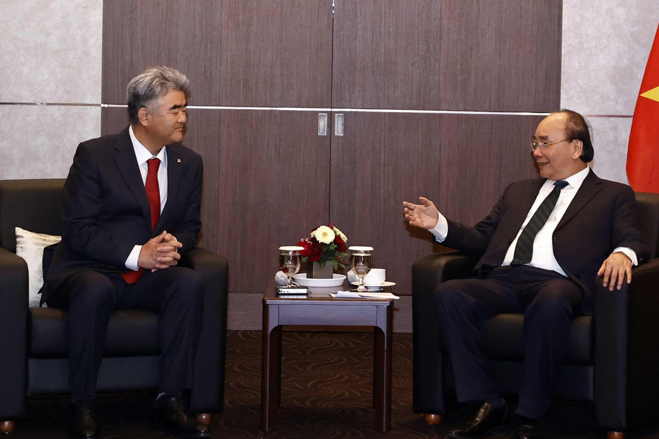 Chủ tịch nước Nguyễn Xuân Phúc tiếp ông Won Ju Jung,Chủ tịch Công ty Daewoo E&amp;C. (Ảnh: Thống Nhất/TTXVN)