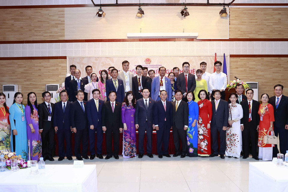 Chủ tịch Quốc hội Vương Đình Huệ với đại biểu. (Ảnh: Doãn Tấn/TTXVN)