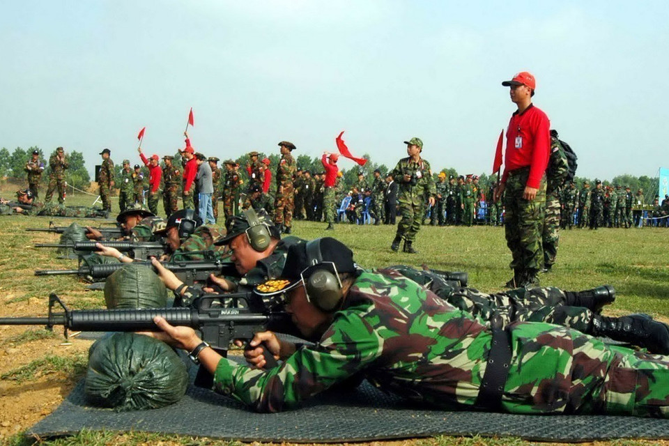 Các vận động viên tranh tài tại Giải bắn súng quân dụng Quân đội các nước ASEAN lần thứ 16, tổ chức tháng 12/2006 ở Trung tâm Huấn luyện quân sự Miếu Môn, Hà Nội. (Ảnh: Việt Đức/TTXVN)