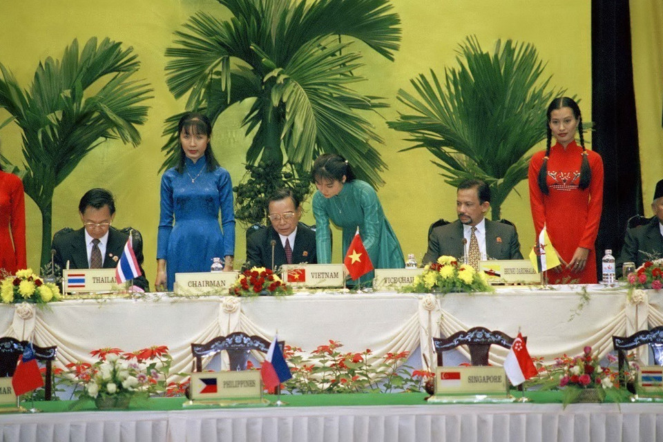 Thủ tướng Phan Văn Khải (thứ hai, từ trái sang) ký Tuyên bố Hà Nội tại Hội nghị Cấp cao ASEAN lần thứ VI, tổ chức tại Hà Nội từ ngày 15-16/12/1998. (Ảnh: Minh Điền/TTXVN)