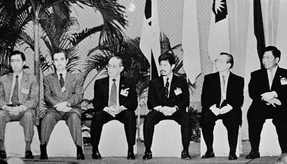 Bộ trưởng Ngoại giao Việt Nam Nguyễn Mạnh Cầm (thứ hai, từ phải sang) và Bộ trưởng Ngoại giao các nước Philippines, Malaysia, Indonesia, Brunei và Thái Lan dự Hội nghị Bộ trưởng Ngoại giao ASEAN lần thứ 12 tại Singapore (13/2/1997). (Ảnh: Tư liệu TTXVN)